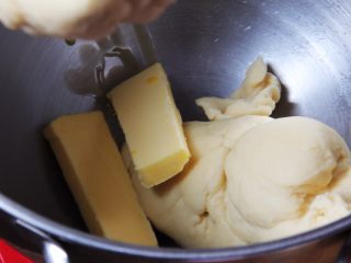 6、起酥面包,加入黄油。