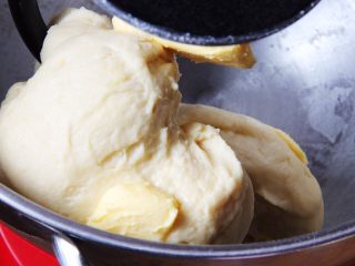 7、起酥面包,继续搅拌。