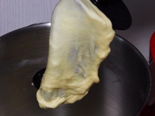 9、起酥面包,面团可以出膜了。
