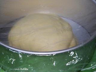 10、起酥面包,放入模具,盖上保鲜膜。