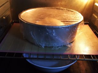 11、起酥面包,送入烤箱发酵60分钟,底部放热水,30分钟后换一碗热水。