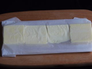 13、起酥面包,黄油放入烤盘纸中,折叠30*15左右的长方形。