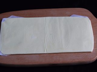14、起酥面包,用擀面棒擀开,放冰箱冷藏20分钟。