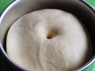 15、起酥面包,发酵完成拿出,用手指戳一下不反弹就证明发酵成功了。