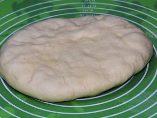 16、起酥面包,拿出排气。