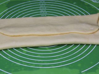 18、起酥面包,两边折叠起来。