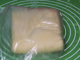 20、起酥面包,面团放入保鲜袋,送入冰箱冷冻30分钟。