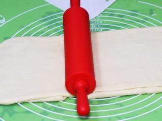 21、起酥面包,拿出再次擀成长方形。