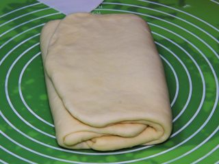 23、起酥面包,右边翻过去。