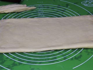 24、起酥面包,再擀成长方形。