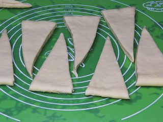 25、起酥面包,用刀切成三角形,大小要一样。