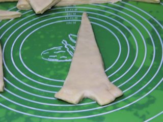 26、起酥面包,头上开小口。