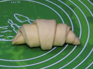 27、起酥面包,往里卷起来,尖角朝下压住。