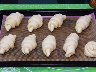 28、起酥面包,放入烤盘。