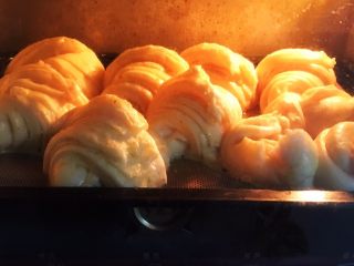 30、起酥面包,发酵完成,刷一遍鸡蛋液。