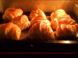 31、起酥面包,烤箱预热至180度,时间20分钟烤制,上色满意加盖锡纸。