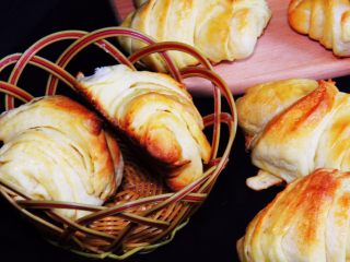 32、起酥面包,美味的起酥面包就做好了。