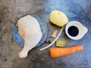 1、咖喱鸡肉土豆,首先准备好食材:土豆胡萝卜去皮洗干净