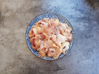 2、咖喱鸡肉土豆,鸡腿切成小块