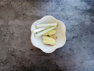 3、咖喱鸡肉土豆,生姜拍一下,葱切段