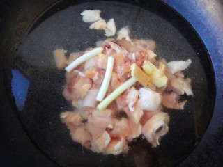 4、咖喱鸡肉土豆,生姜、葱、鸡肉冷水入锅烧开焯一下