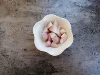 5、咖喱鸡肉土豆,洋葱切成小块(这是我们本地的小圆葱)