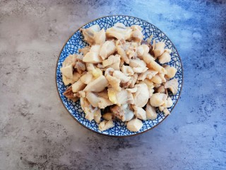 6、咖喱鸡肉土豆,焯好的鸡肉捞出冲洗干净备用