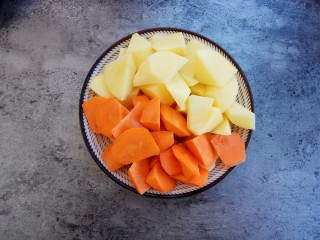 7、咖喱鸡肉土豆,土豆和胡萝卜切块