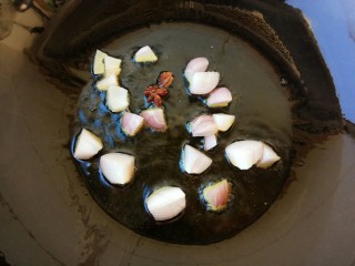 8、咖喱鸡肉土豆,锅里入油放入八角和洋葱翻炒出香味