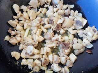 9、咖喱鸡肉土豆,倒入鸡肉翻炒