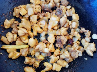 10、咖喱鸡肉土豆,加入一勺酱油提鲜上色