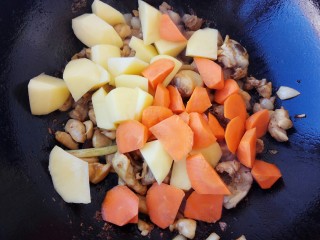 11、咖喱鸡肉土豆,放入土豆块和胡萝卜翻炒一会儿