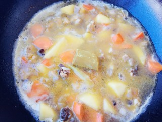 13、咖喱鸡肉土豆,放入一块咖喱