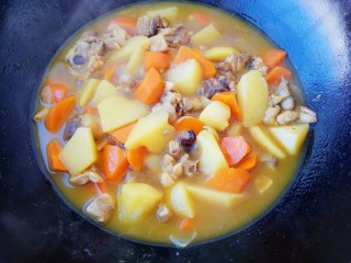 15、咖喱鸡肉土豆,汤汁不要收干了,多一些汤汁泡饭非常棒,最后放盐即可