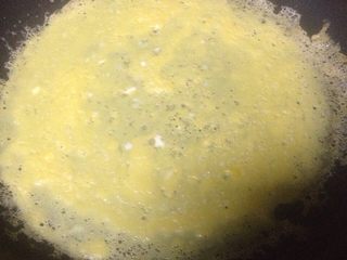 4、自制蛋卷,煎蛋皮我用的平底锅，步骤如下，放油进锅，但一定抹匀，加热后小火放入拌好的蛋，快速转锅到蛋液充满整个平底锅，再大火十多秒钟即可。