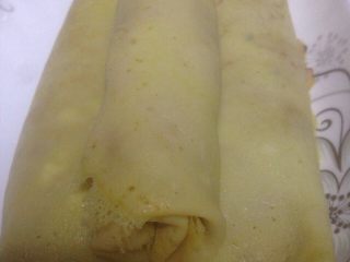 6、自制蛋卷,然后就开始卷了，卷的时候稍稍按压一下。像卷寿司那样。有条件的可以用寿司卷帘来卷。我是直接手卷的形状不是很好。