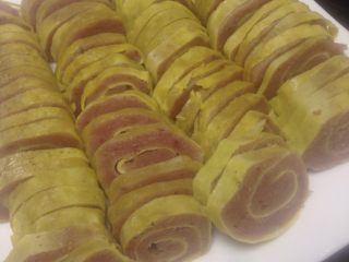 8、自制蛋卷,最后关火，冷却之后切片。趁热吃或者下火锅，煮汤喝都很不错哦。