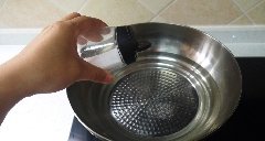 2、秋葵刺身,锅内放水，中火烧开，放入一匙盐。