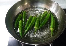 4、秋葵刺身,待水再烧开后1分钟（如果秋葵放得多略增加1-2分钟时间）将秋葵捞起，放入提前准备好的冰水中浸泡片刻。