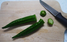 5、秋葵刺身,待秋葵凉透捞出沥干水分，切去头尾（不切也行）整根或对半切开，入盘。