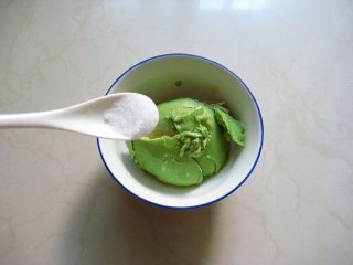 2、牛油果紫菜包饭：适合夏季的高营养清爽主食,2.	加入盐拌匀。