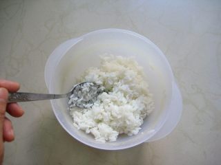 8、牛油果紫菜包饭：适合夏季的高营养清爽主食,8.	用勺子搅拌均匀。