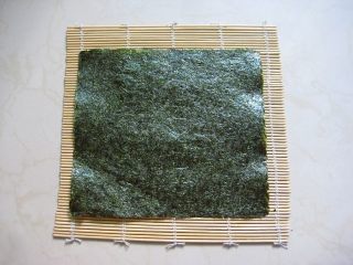 9、牛油果紫菜包饭：适合夏季的高营养清爽主食,9.	寿司海苔铺在寿司帘上。