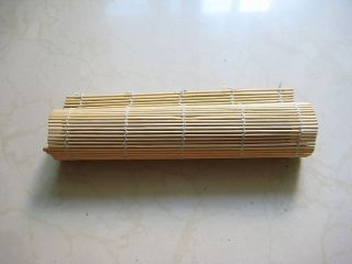 12、牛油果紫菜包饭：适合夏季的高营养清爽主食,12.	由下至上卷起寿司帘，边卷边捏实。