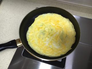 1、轻食 自制 DIY家庭寿司,鸡蛋打匀,锅中加少许油,倒入打匀的鸡蛋,摊成蛋皮,凝固便可取出待用