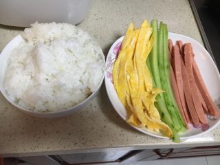 2、轻食 自制 DIY家庭寿司,摊好的蛋皮切成条,黄瓜、火腿肠、酸萝卜切成条待用