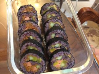 7、轻食 自制 DIY家庭寿司,将海苔卷切片(厚度自己选择,通常2厘米左右)