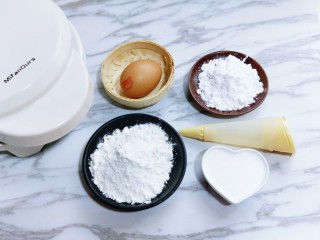 1、网红蕾丝蛋卷#华夫饼机器版#,准备食材。(我用的是裱花工具，如果没有裱花工具的话，那么也可以用食品袋)