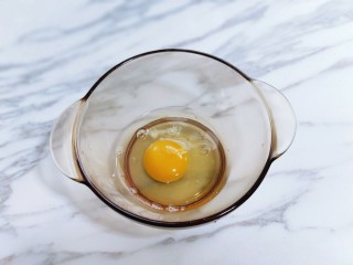 2、网红蕾丝蛋卷#华夫饼机器版#,鸡蛋敲大口碗里。