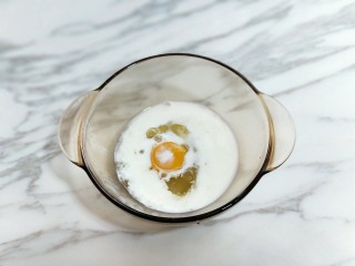 3、网红蕾丝蛋卷#华夫饼机器版#,加入纯牛奶。